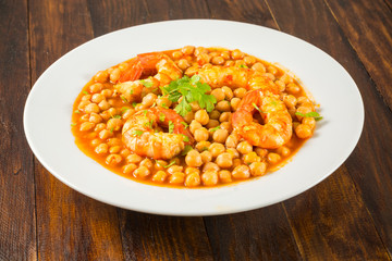 Garbanzos con langostinos