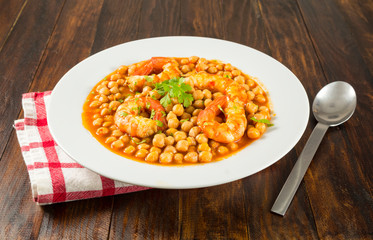 Garbanzos con langostinos
