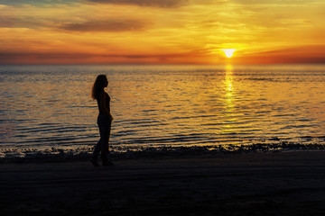 girl silhouette at sunset