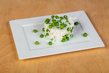 Steamed rice with green peas