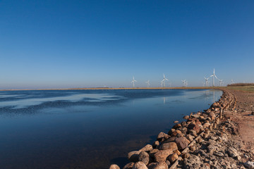 Fastensee auf der Insel Fehmarn-Blick auf Windkraftanlagen