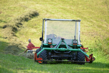 MÄHTRAKTOR . MÄHTRUCK MIT BALKENMÄHER