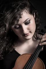 Junge Frau mit Violine 5