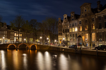 Fototapeta na wymiar Nachtaufnahme der Ecke Herengracht und Leidsegracht in Amsterdam, Niederlande im Frühling.
