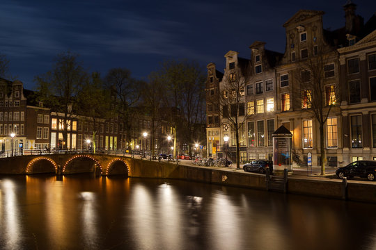 Nachtaufnahme der Ecke Herengracht und Leidsegracht in Amsterdam, Niederlande im Frühling.