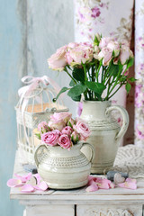 Obraz na płótnie Canvas Bouquet of pink roses in ceramic vase.