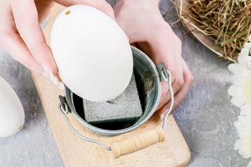 How to make floral arrangement with goose egg, chrysanthemum and hay, tutorial.