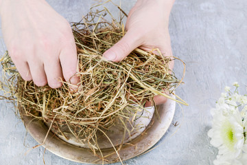 How to make floral arrangement with goose egg, chrysanthemum and hay, tutorial.