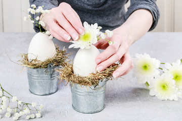 How to make floral arrangement with goose egg, chrysanthemum and hay, tutorial.