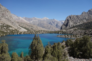 Fototapeta na wymiar Türkis blaufarbener Alaudinsee im Pamirgebirge - Tadschikistan