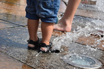 zabawa dziecka w fontannie