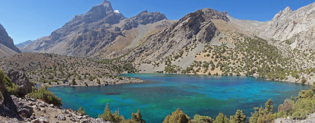 Türkis blaufarbener Alaudinsee im Pamirgebirge - Tadschikistan