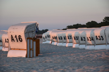 kosze wiklinowe na plaży w Kołobrzegu © Olga Korowacka
