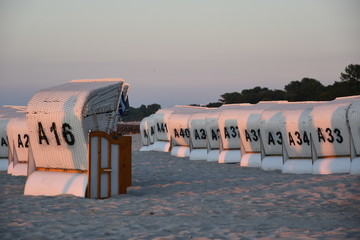 kosze wiklinowe na plaży w Kołobrzegu © Olga Korowacka
