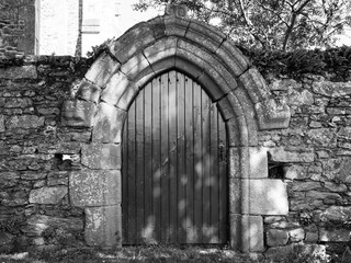 Ancienne porte en noir et blanc à Apremont en Vendée