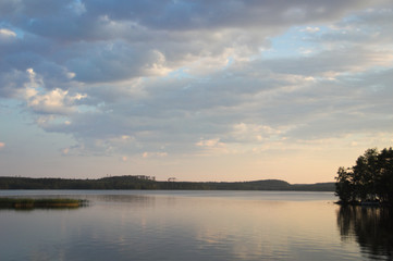 Fototapeta na wymiar Golden hour auf einem Finnischen See.