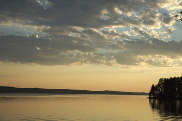 Fototapeta na wymiar Golden hour auf einem Finnischen See.