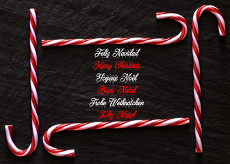 FELICITACIÓN DE NAVIDAD EN VARIOS IDIOMAS CON BASTONES DE CARAMELO