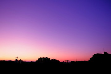 秋の朝焼けと街並み