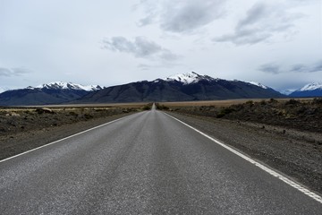 camino al glaciar Perito Moreno con montagnas nevadas de fondo