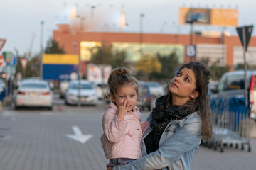 Fototapeta premium mother and daughter in the city