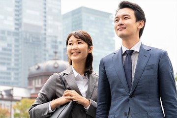 空をみるビジネスマン