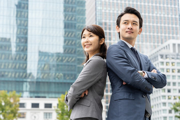 向かい合う二人のビジネスマン