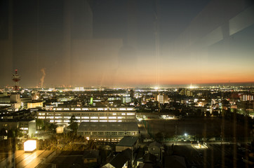 Fototapeta premium ガラス越しの夜景・加古川総合庁舎