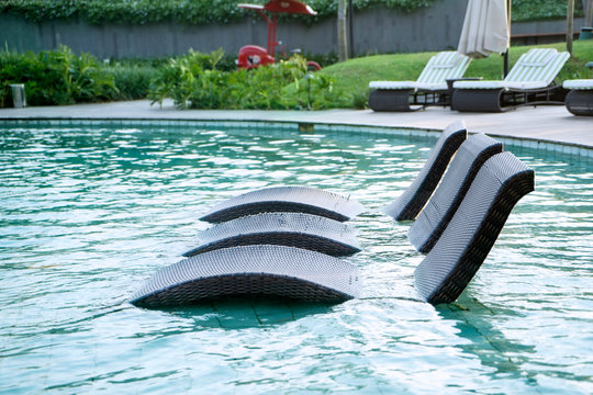 Bench chairs on the swimming pool © Creativa Images