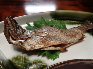 イワナはいろりでじっくり焼いてあるので頭も骨もパリパリ。でも身はふっくらしておいしい