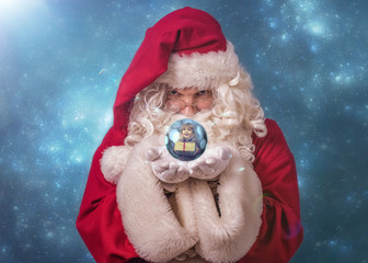 Weihnachtsmann mit magischer Kugel Mädchen mit Geschenk