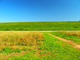 Obraz premium 秋の河川敷と土手風景