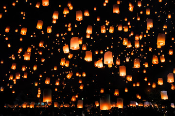 Thai peoples release sky lanterns to worship buddha's relics Chiang Mai sky lanterns festival or Yee Peng Lanna festival. © kenchiro168