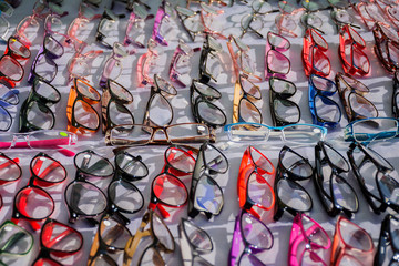  Glasses are placed in a variety of colors on the table.