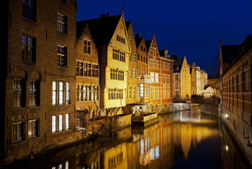 Naklejka premium canal in ghent at night