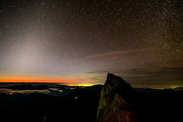日本、霊峰・石鎚山の絶景、朝、朝日、日の出、四国、愛媛県、高知県、秋の紅葉