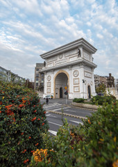 Obraz na płótnie Canvas View of Triumph gate (Porta Macedonia) on the main street of the city. Arch in Skopje , Macedonia