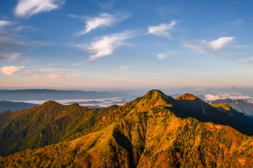 Obraz premium 日本、霊峰・石鎚山の絶景、朝、朝日、日の出、四国、愛媛県、高知県、秋の紅葉