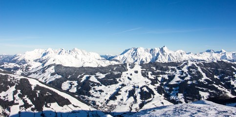 Fototapeta na wymiar Panorama Saalbach Hinterglemm Skifahren Berge