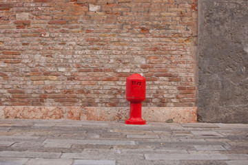 idrante nella calle di venezia, dettaglio rosso