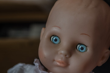 puppe schaut detail