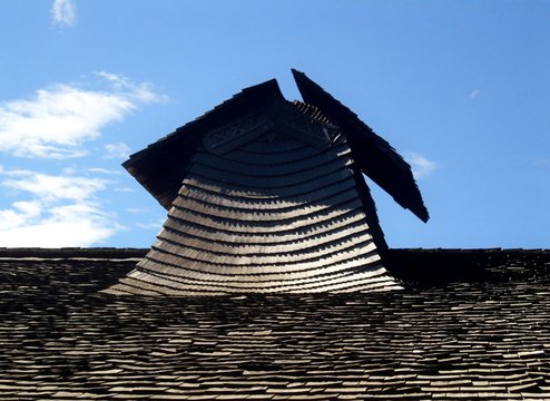 Chemin&eacute;e en bois d'un tuy&eacute; traditionnel jurassien par une journ&eacute;e ensoleill&eacute;e
