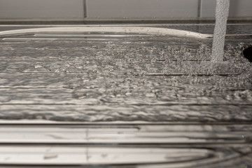 Chrom Abdeckung in der Küche mit Wasser reinigen