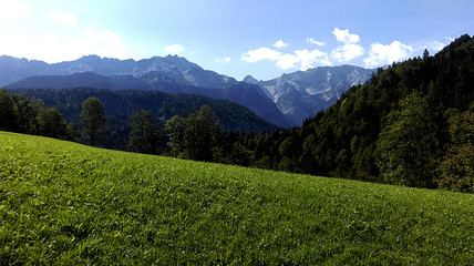 Bergkamm in den Alpen von einer Alm aus fotografiert.