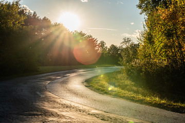 Kurve im Sonnenlicht im Herbst