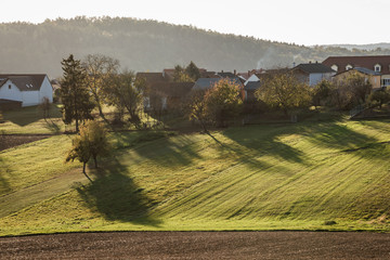 Herbstlandschaft mit Dorf