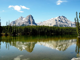 Wasserspiegelung zweier Berge in den kanadischen Rocky Mountains.