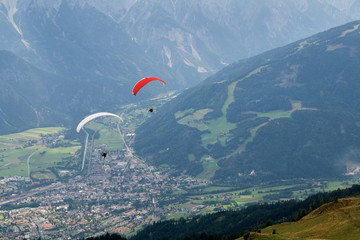 Paragliding über den Tiroler Bergen