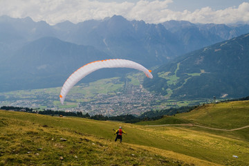 Paragliding über den Tiroler Bergen
