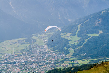 Paragliding über den Tiroler Bergen